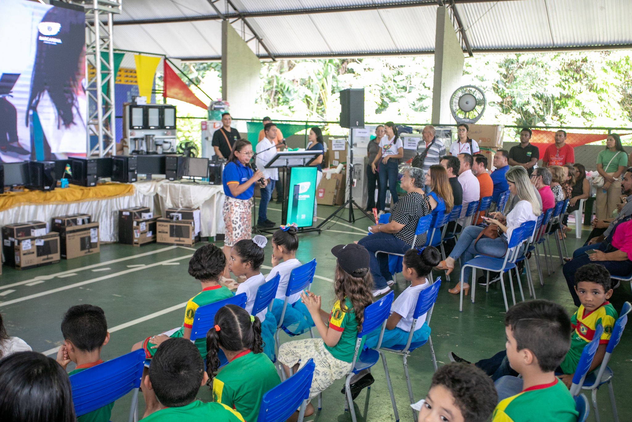 Entrega de equipamentos e materiais pedagógicos para 42 escolas de Barcarena.